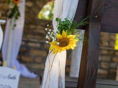 Украса на стол с воал и слънчглед за сватбено тържество
