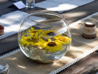 Ваза с плуващи слънчогледи за декорация на сватбена маса