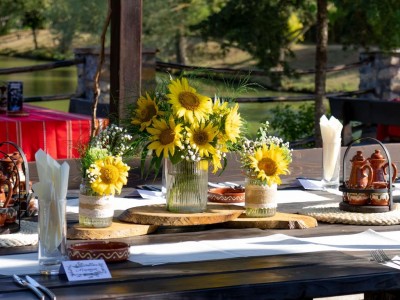 Цветна декорация със слънчогледи за декорация на сватбена маса