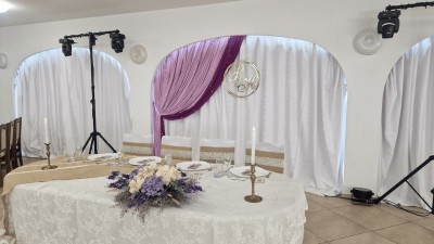 Рустик лавандулова сватбена украса с инициали на младоженците