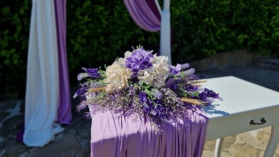 Сватбена украса в лилаво за изнесен ритуал Арбанаси