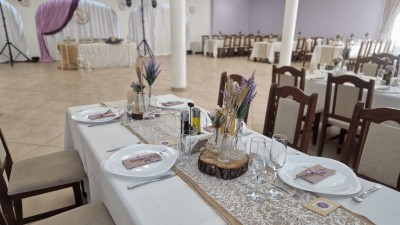 Декорация на маси за сватбено тържество в рустик стил