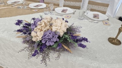 Цветна декорация за сватбенна маса в рустик стил
