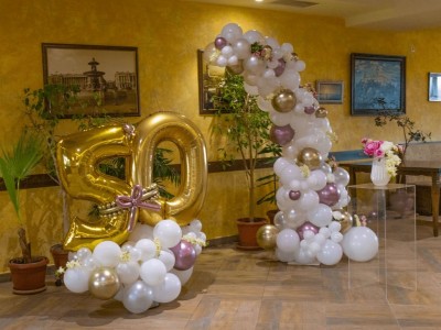 Фотокът с арка и фигура от балони за юбилей на жена