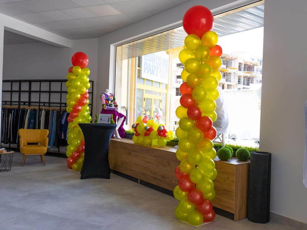 Колони от балони за откриване на магазин във Велико Търново