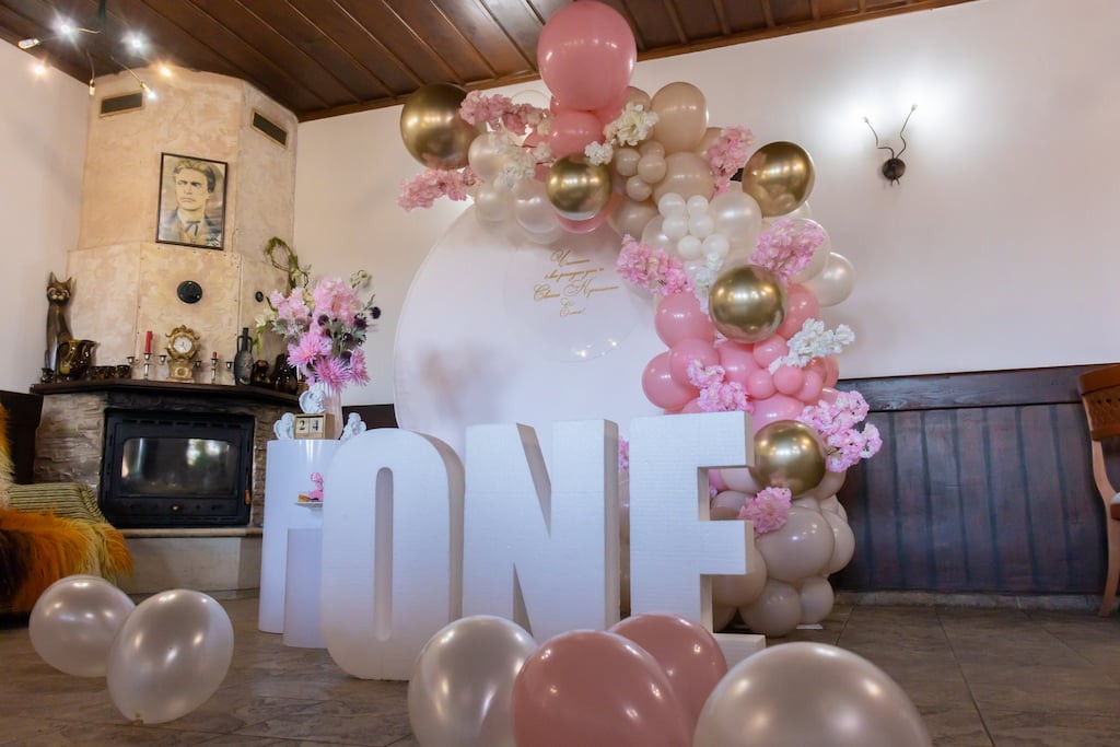 Декорация на ресторант за кръщенен и първи рожден ден на момиченце