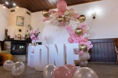 Арка от балони и обемни букви за първи рожден ден
