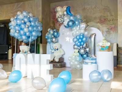 Първи рожден ден с мечета, балон с горещ въздух, арка от балони и букви ONE