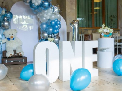 Декорация с балони в ресторант за рожден ден на момченце