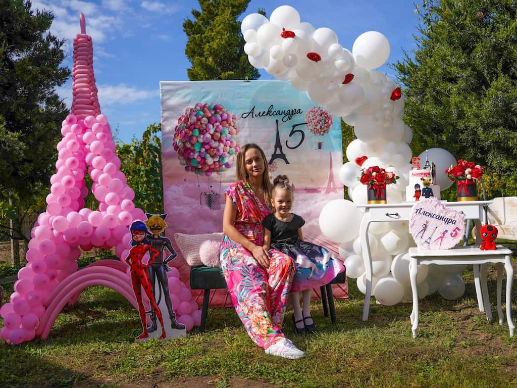 Украса за детски рожден ден за момиче с арка от балони Айфелова кула, Калинката и Черният котарак