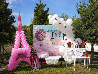 Украса за рожден ден с Айфелова кула, рка от балони и фотокът на тема Париж, Калинката и Черният котарак