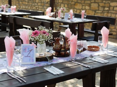 Украса на ресторант за кръщене с цветя и табела със зайче