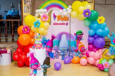 Украса за детски тожден ден с арка от балони и фигури на Попи и Клон от Тролчетата