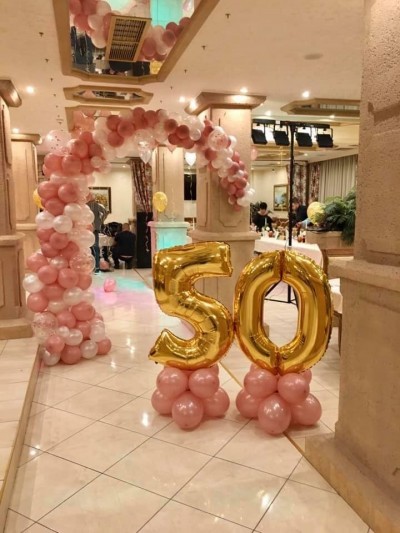 Фотокът за юбилей с полуарка от балони и големи цифри
