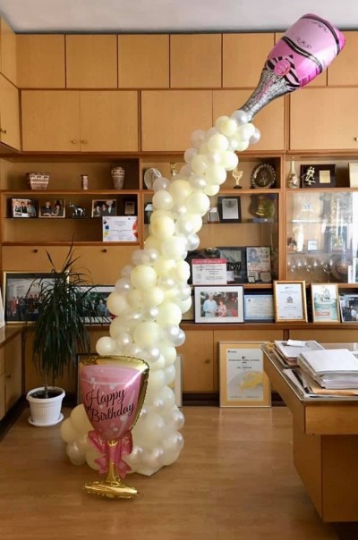 Фотокът за рожден ден или абитуриентски бал с балонена арка с бутилка и чаша