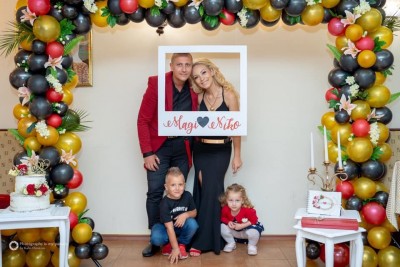 Фотокът за годишнина от сватба с арка от балони и рамка за снимки