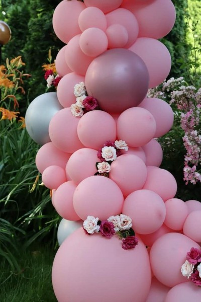 Арка от балони в розово и циклама с изкуствени цветя
