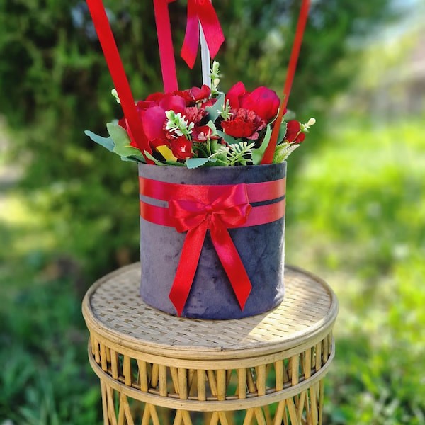 Кутия от кадифе с червени цввтя за подарък за юбилей