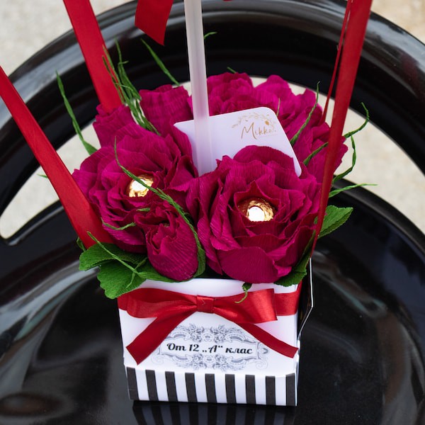 Кутия с надпис и букет от креп цветя с бонбони и кристален балон с послание