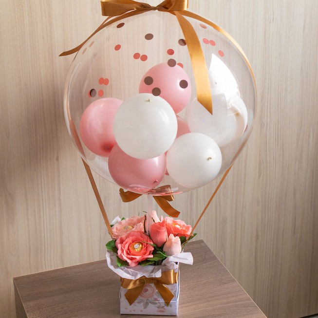 Букет от кристален балон и бонбонени цветя в розово