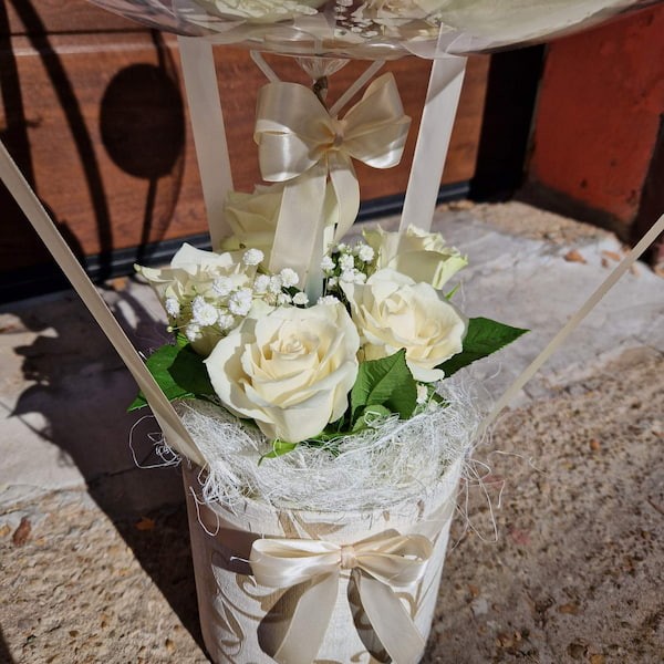 Букет от бели рози и балон с надпис за подарък на жена