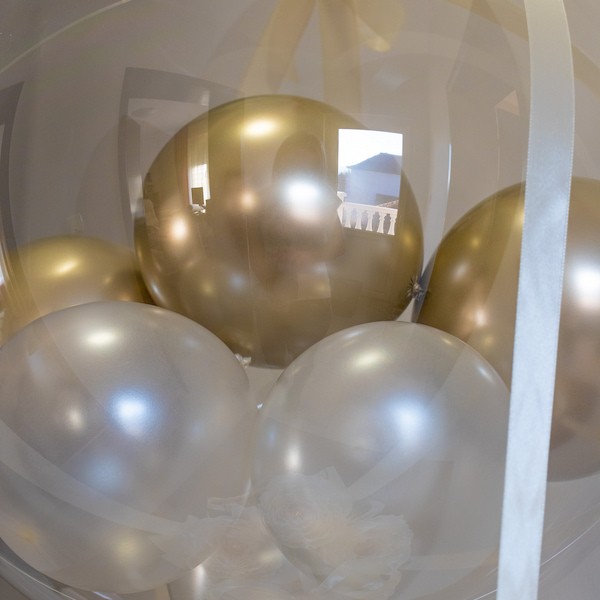Кристален балон с пълнеж от малки балончета и надпис за подарък