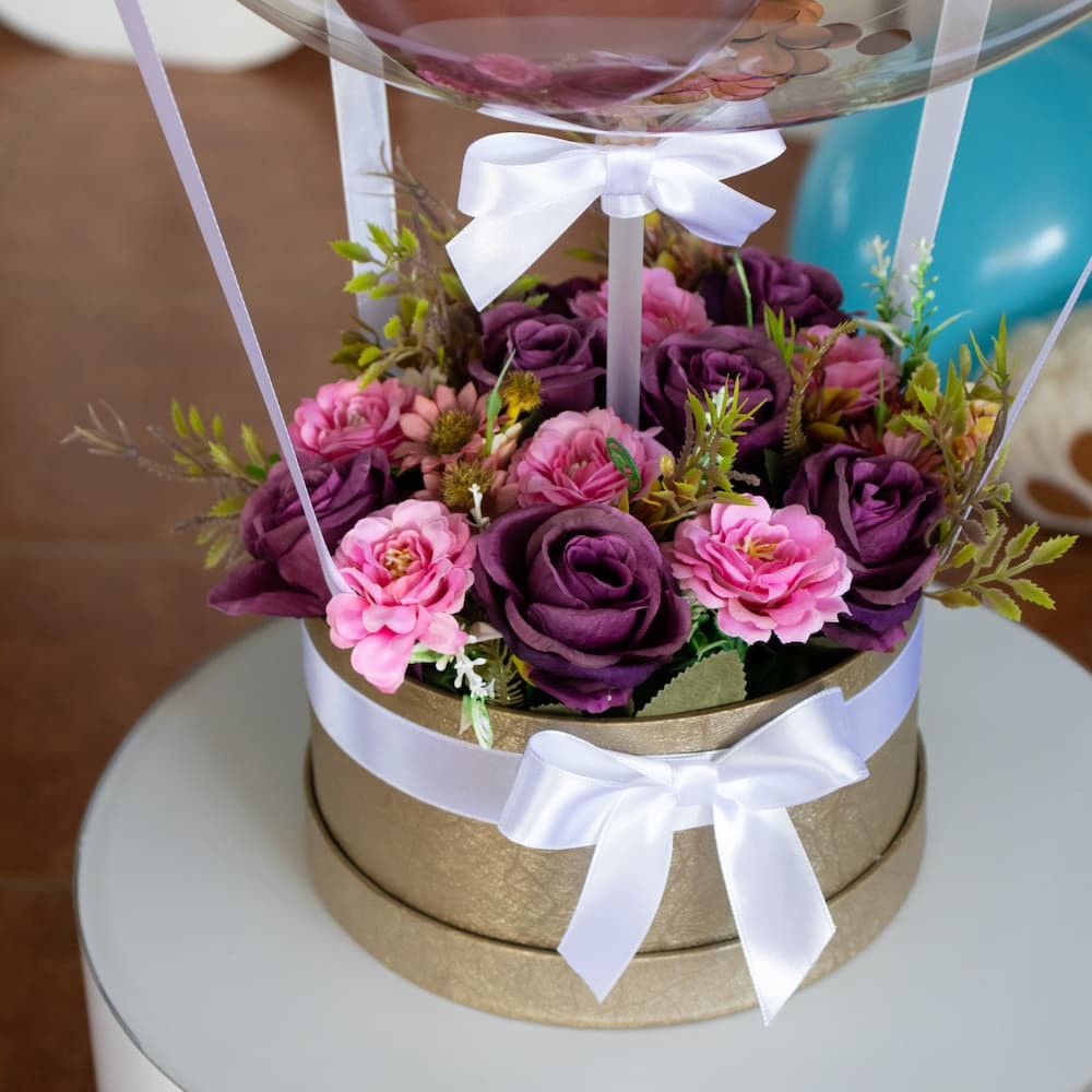 Кутия с изкуствени цветя за подарък