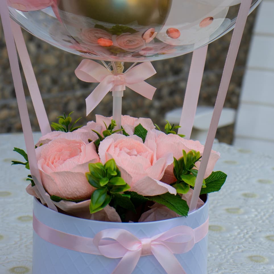 Букет с кристален балон в кутия и цветя с бонбони