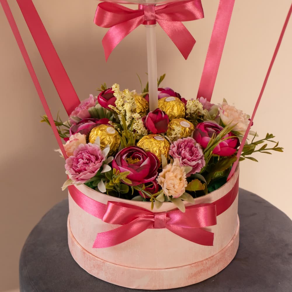 Букет в кутия с изкуствени цветя и бонбони за подарък