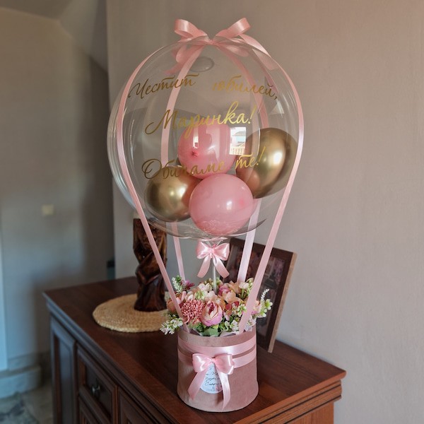 Букет в кутия с балон и надпис в розово