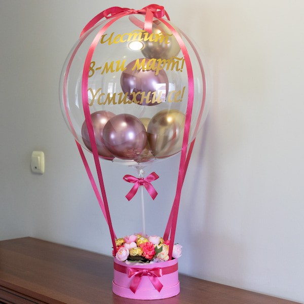 Букет с балон и цветя в розово