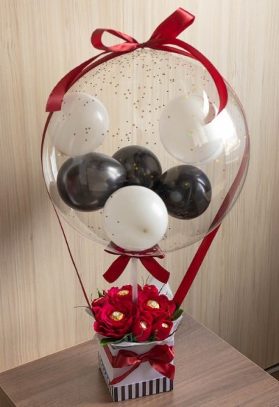 Букет от кристален балон и бонбонени цветя в червено