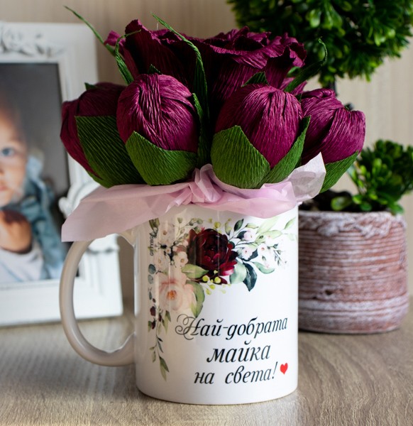 Букет от бонбонени цветя в чаша с послание за мама