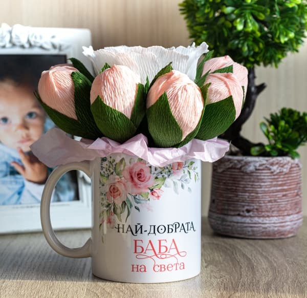 Букет от бонбонени цветя в чаша с послание за баба