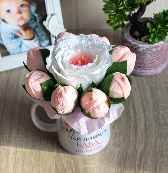 Букет в  порцеланова чаша за баба с цветя и бонбони