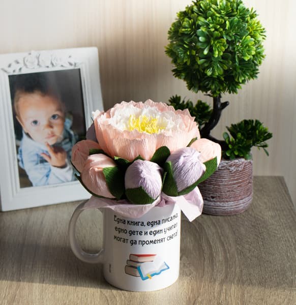Букет от бонбонени цветя в чаша с послание за учител