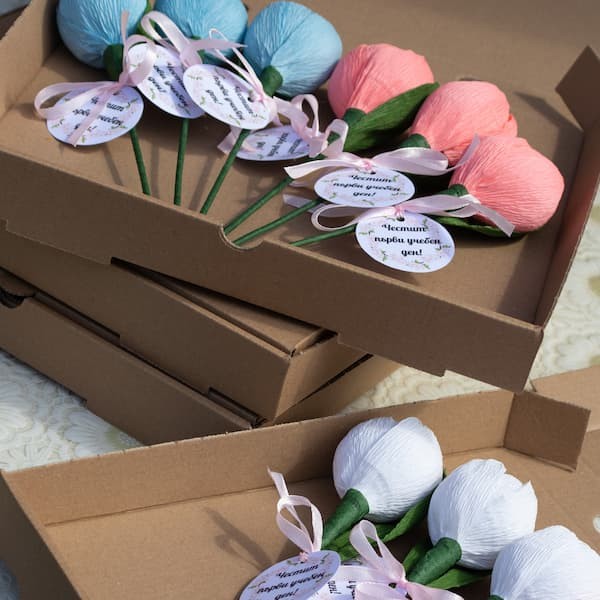 Бонбонени цветя от креп хартия и бонбон за подарък