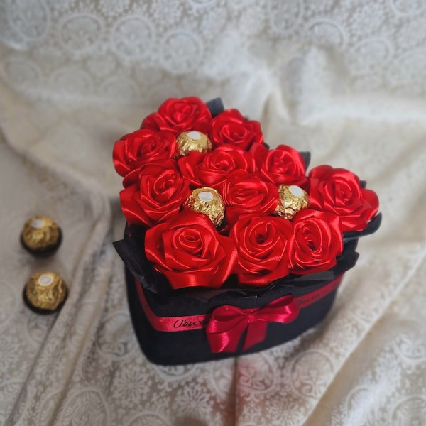 Идея за подарък за Свети Валентин - букет с рози и бонбони в кутия сърце