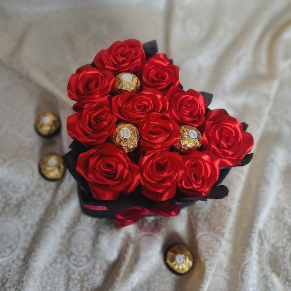 Букет от сатенени рози и бонбони в кафидена кутия сърце с надпис за подарък за жена