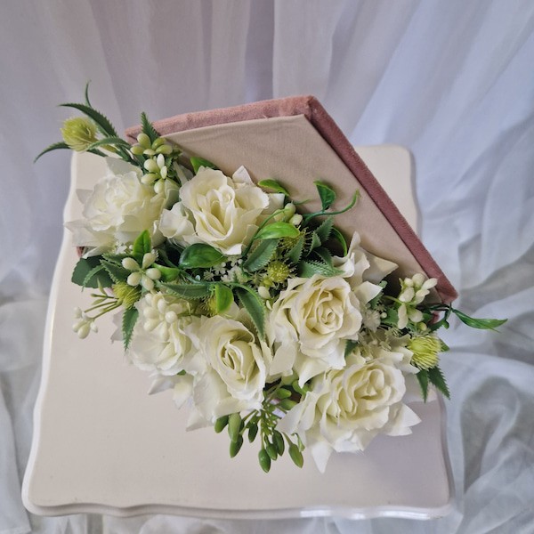 Идея за подарък за сватба - букет в кадифена кутия с бели цветя