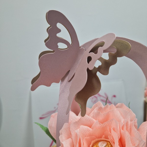 Букет за рожден ден с цветя и бонбони