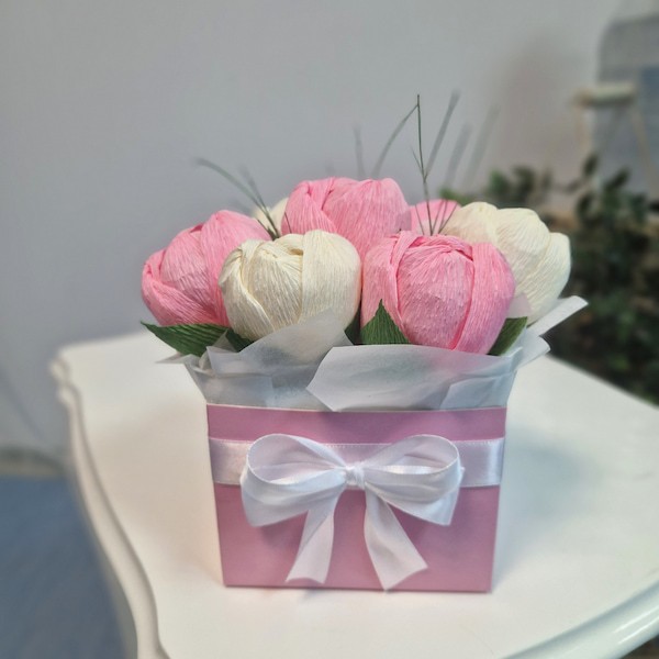 Букет за осми март от 7 бонбонени цветя