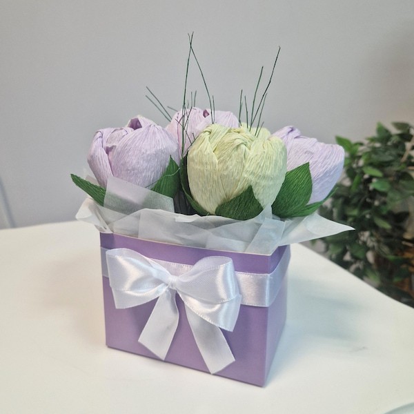 Букет в кутия с ръчно изработени цветя с бонбон