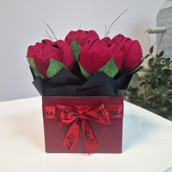 Букет за Свети Валентин с цветя и бонбони