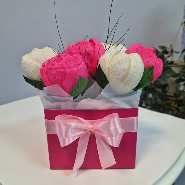 Розов букет с лалета и бонбони за осми март