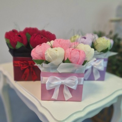 Малък букет с бонбони и хартиени лаленца