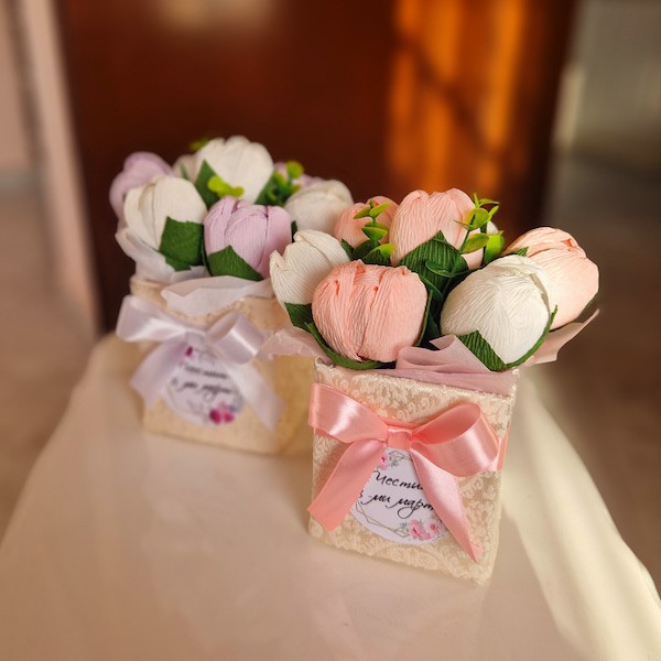 Букет от седем бонбонени цветя в кутийка