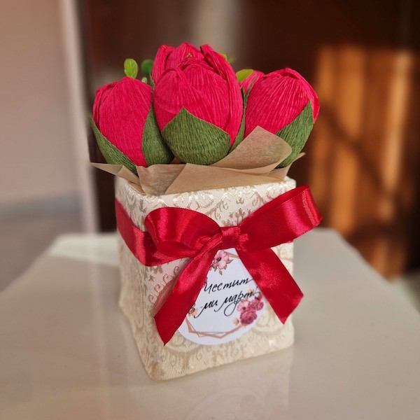 Цветя от креп хартия и бонбони за подарък в чврвено