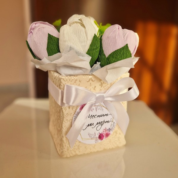 Букет от бонбонени цветя за осми март в бяло и лилаво