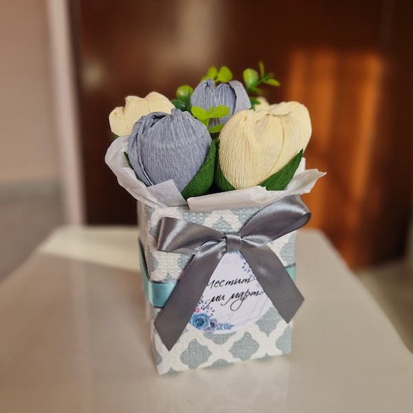 Букет от цветя с бонбони в синьо за подарък